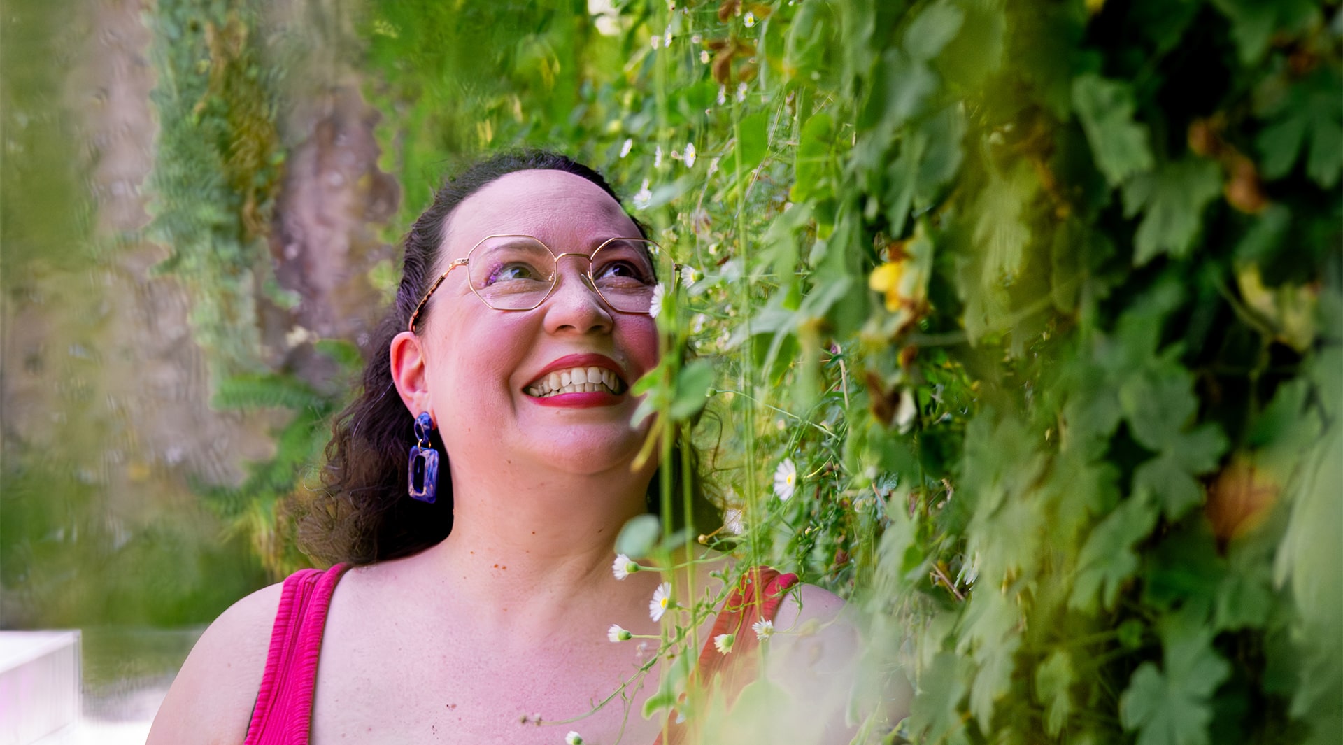Photo de Lucile souriante qui regarde vers le haut